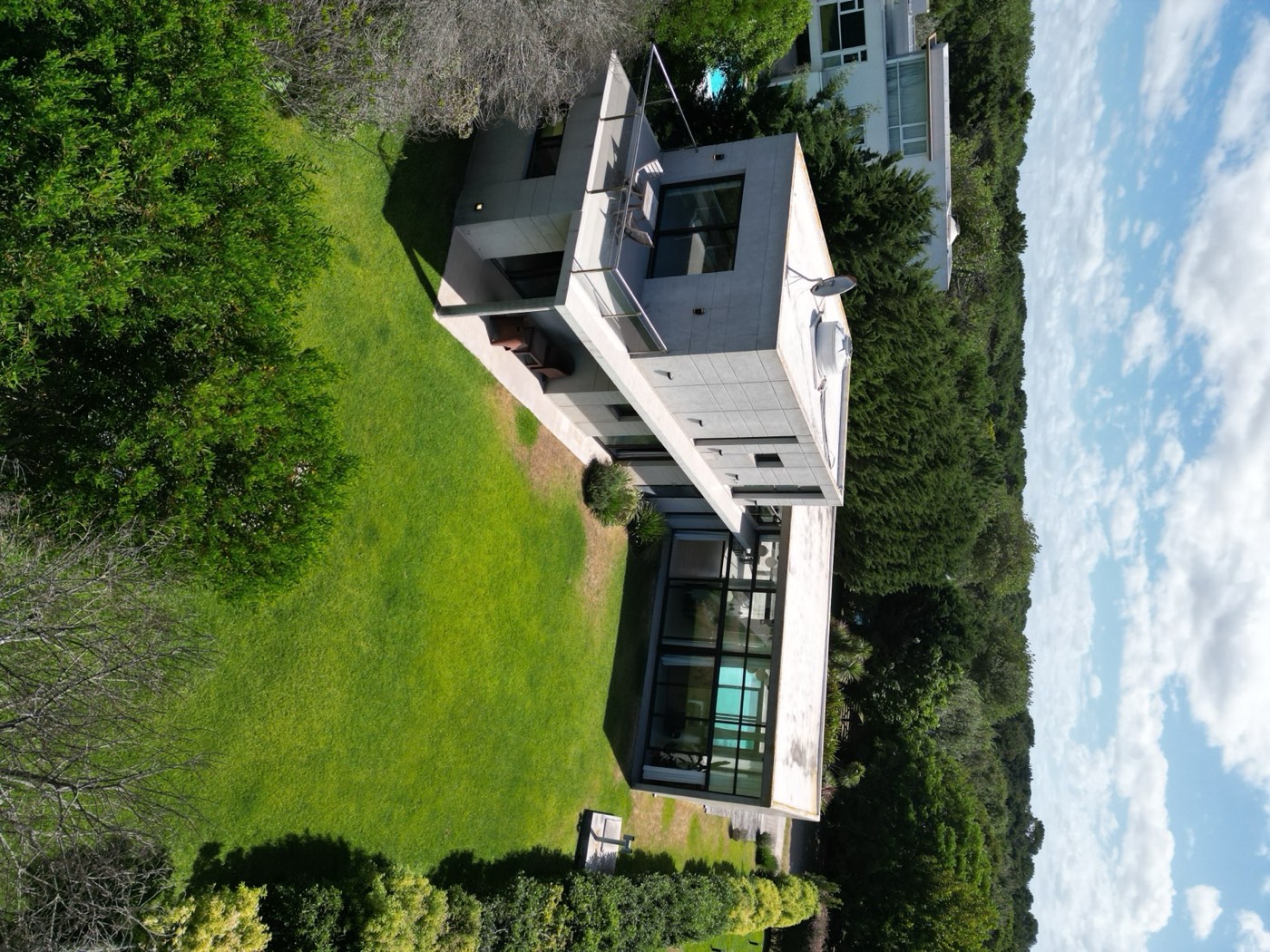 Vista aérea de casa moderna, fotografía inmobiliaria con drone